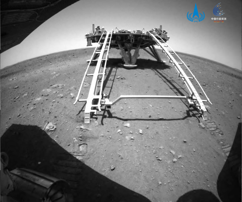 “祝融号”火星车成功驶上火星表面