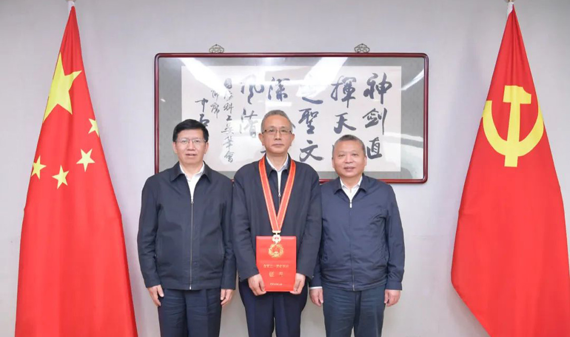 张荣桥荣获“全国五一劳动奖章”