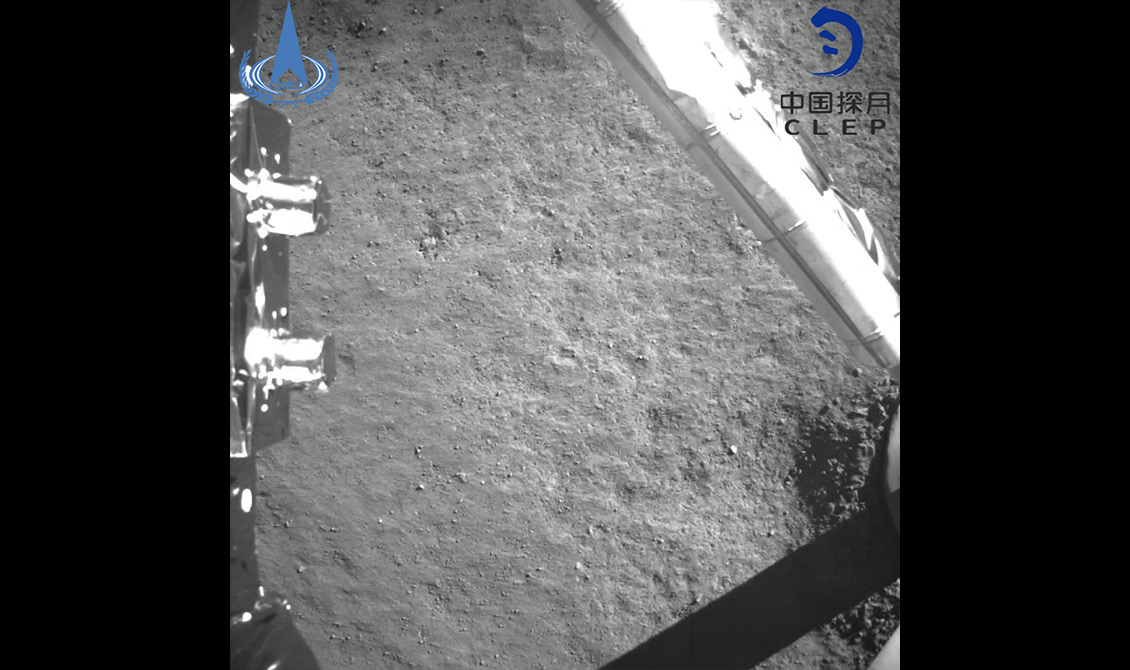 图片为嫦娥四号探测器月球背面软着陆后降落相机拍摄的图像
