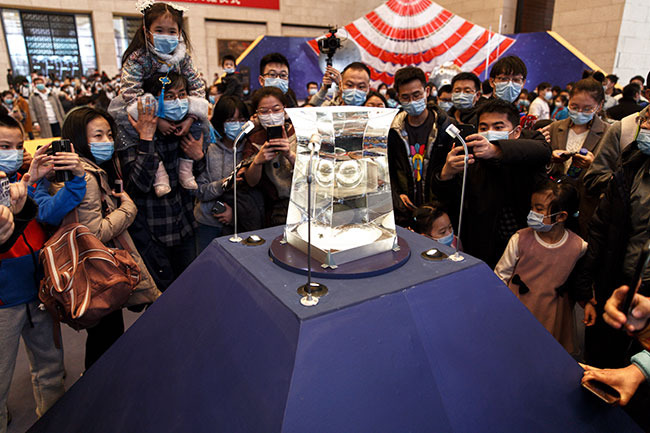 月球样品001号国博展出 公众观展热情高...