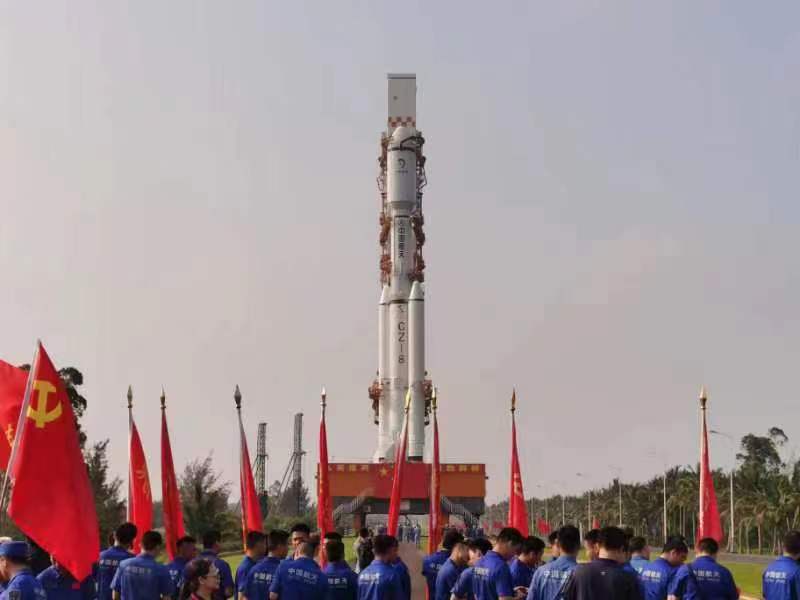 鹊桥二号中继星任务星箭组合体垂直转运至发射区